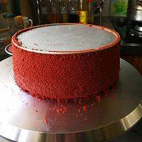 红丝绒裸蛋糕（6寸）,脱模可以用手轻轻掰蛋糕一圈，使其慢慢与模具分离，然后轻轻推底部，或直接用脱模刀划一圈，再推模具底部。用锯刀反面轻轻把底部脱下来