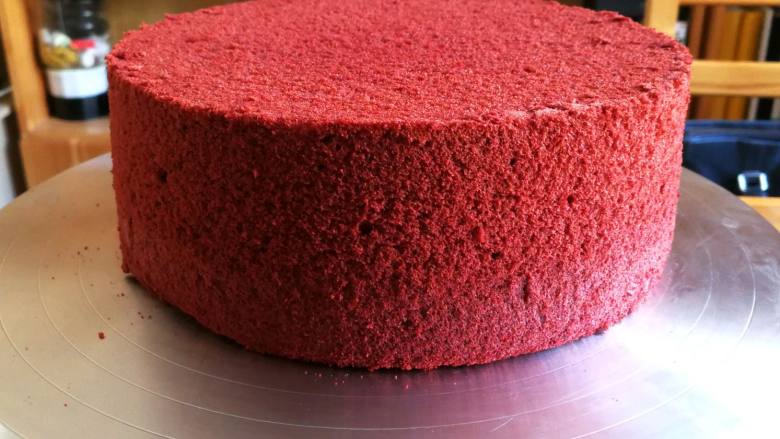 红丝绒裸蛋糕（6寸）,修去顶部老的外皮，一般底部朝上比较平整，把蛋糕胚平均分成3片。