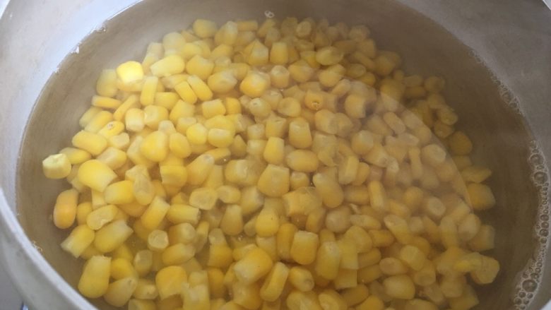 玉米烙,将玉米粒倒入沸水中