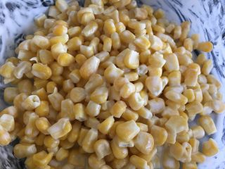 玉米烙,将每粒玉米粒裹上面粉