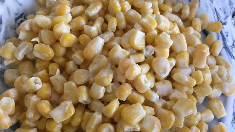 玉米烙,将每粒玉米粒裹上面粉