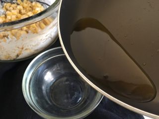 玉米烙,锅中倒入油煮沸，再倒出一些煮沸的油