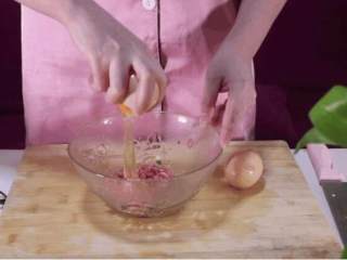 教你一个鸡蛋饼创新吃法，特别香特别过瘾,取一个碗，将火腿丁、葱花装入碗中，接着打入2枚鸡蛋液。