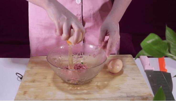 教你一个鸡蛋饼创新吃法，特别香特别过瘾,取一个碗，将火腿丁、葱花装入碗中，接着打入2枚<a style='color:red;display:inline-block;' href='/shicai/ 9'>鸡蛋</a>液。