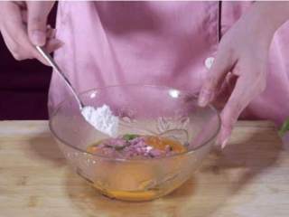 教你一个鸡蛋饼创新吃法，特别香特别过瘾,加入3勺的面粉，1小勺盐。