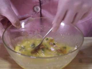 教你一个鸡蛋饼创新吃法，特别香特别过瘾,用勺子将面粉跟蛋液蛋液充分拌匀。
