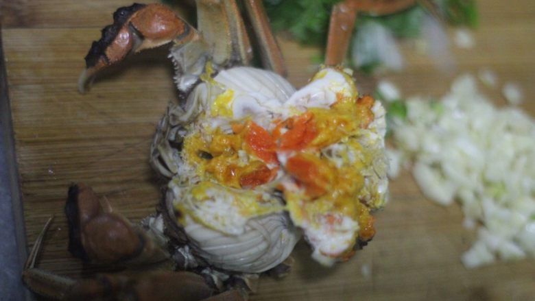 蟹黄炒饭，解锁螃蟹新吃法,蒸好的螃蟹把蟹黄取下来，一碗饭一个蟹黄就够了。