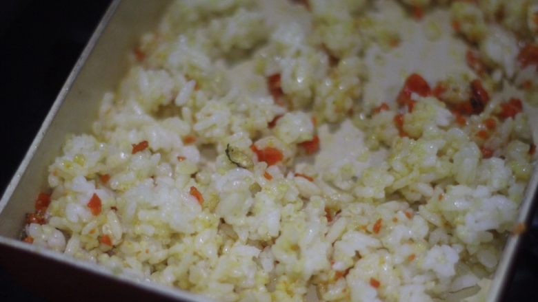 蟹黄炒饭，解锁螃蟹新吃法,闻到蟹黄的香味赶紧下米饭翻炒。