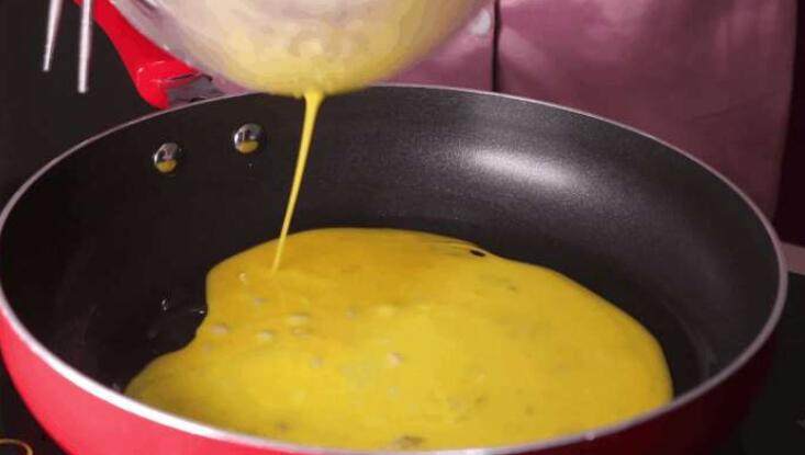蛋包饭的创新吃法，上桌大家都不忍心动筷子,小火慢煎，煎蛋蛋皮煎至两面凝固变微微焦黄即可出锅。