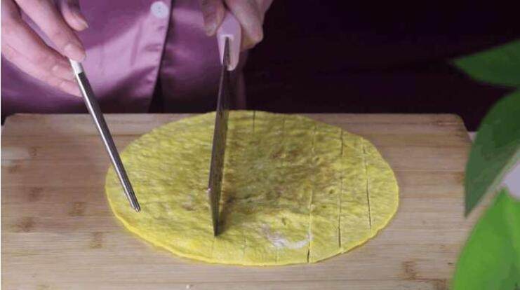 蛋包饭的创新吃法，上桌大家都不忍心动筷子,将长条的蛋皮留着备用，剩下的边沿的短蛋皮用刀子切成小片装盘备用。