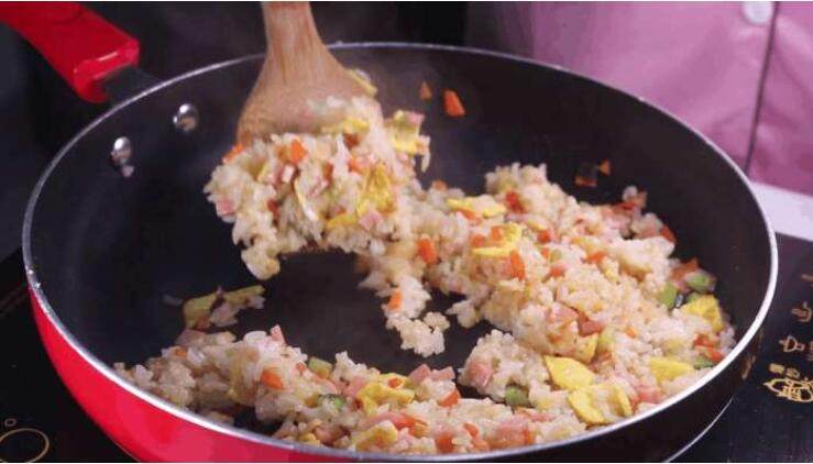 蛋包饭的创新吃法，上桌大家都不忍心动筷子,将炒匀炒香的米饭出锅装入一个小碗中。