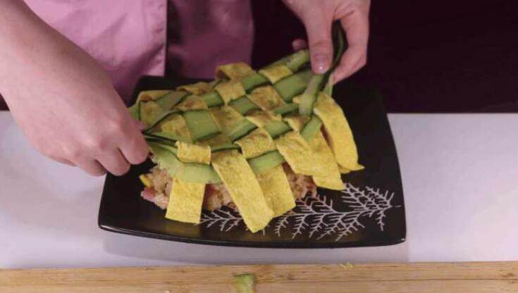 蛋包饭的创新吃法，上桌大家都不忍心动筷子,接着借助勺子将米饭按压成一个菠萝的形状。