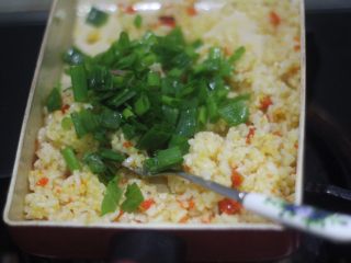 蟹黄炒饭，解锁螃蟹新吃法,蟹黄把米饭滚均匀的时候下葱花翻炒。
