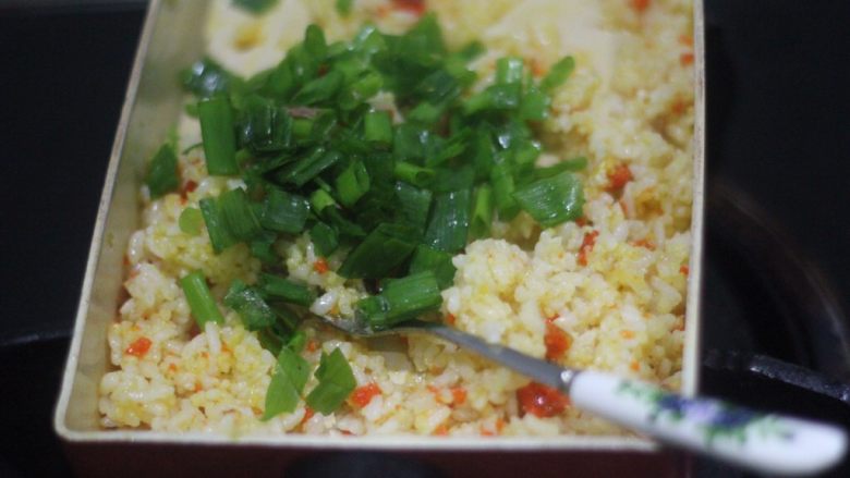 蟹黄炒饭，解锁螃蟹新吃法,蟹黄把米饭滚均匀的时候下葱花翻炒。