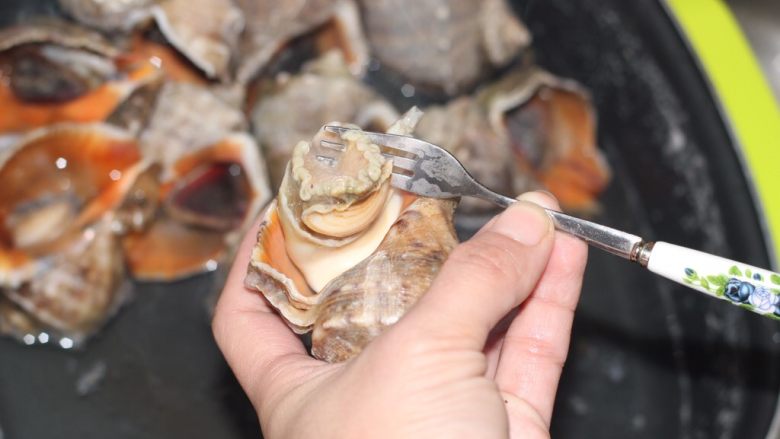 清炒海螺！小螺号萌萌哒！,煮熟的海螺用叉子把肉剔出来。