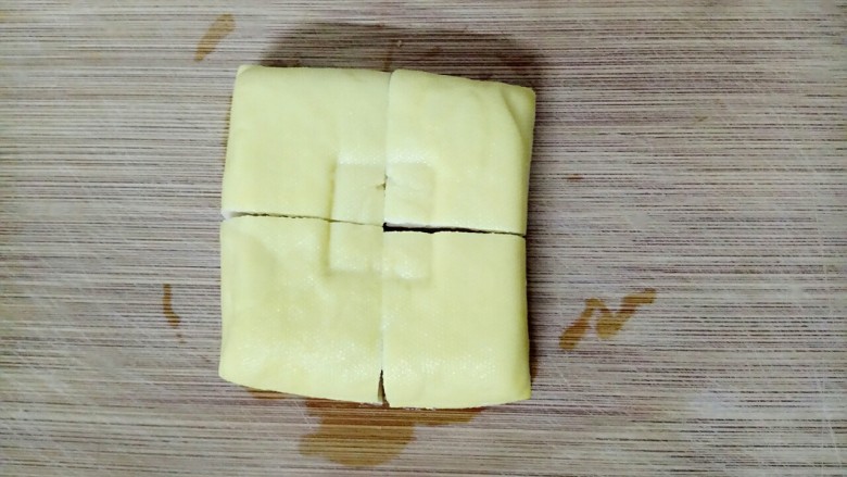 揭阳+炸豆腐,用水洗一下然后切四块