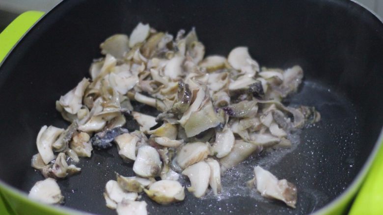 清炒海螺！小螺号萌萌哒！,热锅凉油，有热改中火下海螺片快速翻炒。