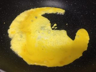 星空蛋炒飯,将鸡蛋在碗里打散，入锅