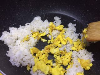 星空蛋炒飯,将炒好的米饭再次倒入锅中，将鸡蛋倒入