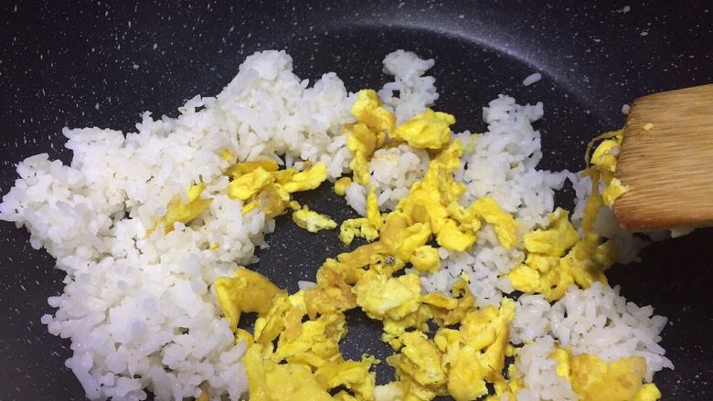 星空蛋炒飯,将炒好的米饭再次倒入锅中，将鸡蛋倒入