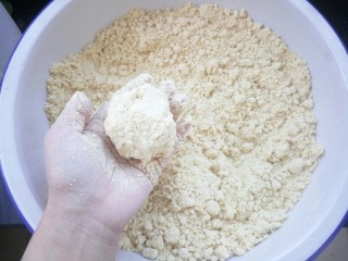 黄米卷枣糕,用手搓成均匀的湿粉状，视干湿程度添加水，可以团成团就可以了，不能太干，太干发硬，也不能太湿