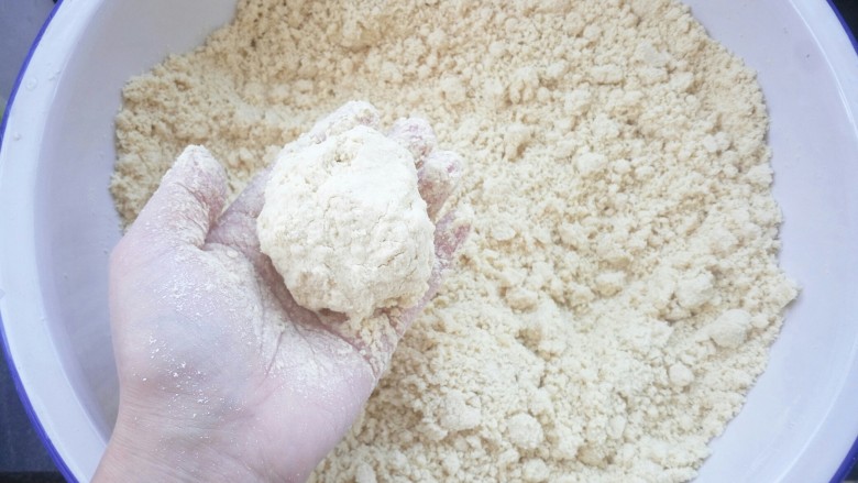 黄米卷枣糕,用手搓成均匀的湿粉状，视干湿程度添加水，可以团成团就可以了，不能太干，太干发硬，也不能太湿