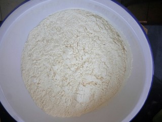 黄米卷枣糕,称好的黄米面粉