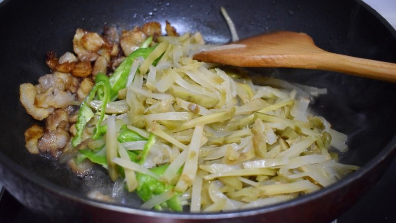 上班族快手搞定菜：榨菜炒肉片,加入榨菜青椒和盐