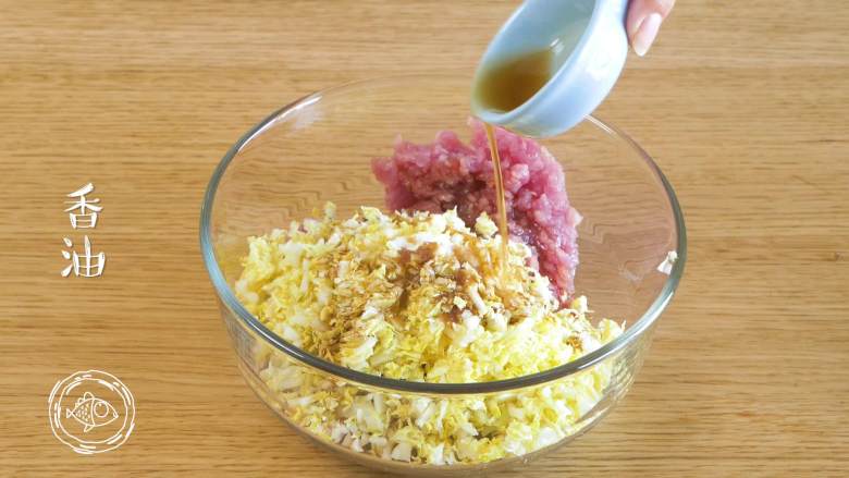 12m+彩色饺子（宝宝辅食）,放入少量的盐、酱油、核桃油、香油进行调味~