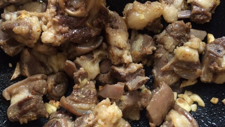 蒜苗马蹄焖羊肉,放入些许油和蒜蓉翻炒出香味。