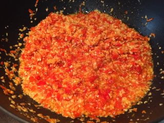 自制蒜茸辣椒酱,蒜蓉香味出来后就可以倒入辣椒了，继续翻炒