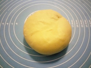 黄米卷枣糕,趁热放硅胶垫上揉匀（放木头案板发粘）