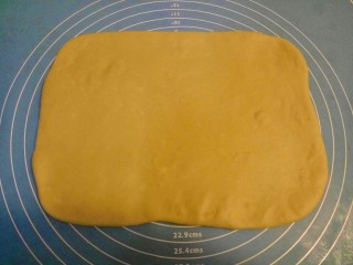 黄米卷枣糕,擀成长方形