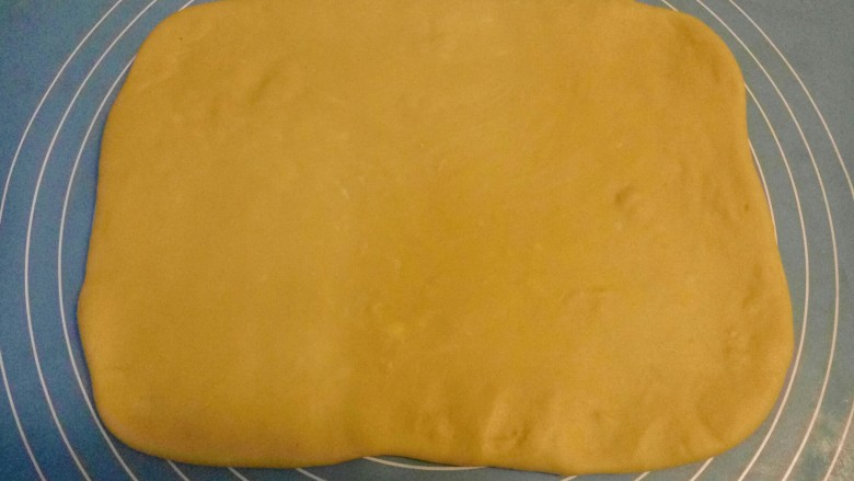 黄米卷枣糕,擀成长方形