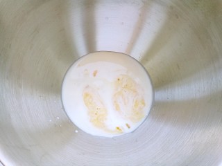 南瓜麻薯红豆面包,将牛奶、全蛋液、糖和盐放入厨师机内。
注：预留10g的牛奶。
