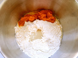 南瓜麻薯红豆面包,加入高筋面粉、南瓜泥和酵母。