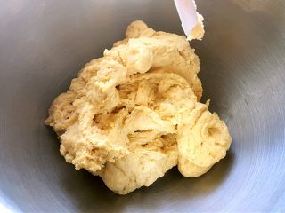 南瓜麻薯红豆面包,用低档搅拌成团，用手感觉一下面团的硬度，如果太干再适当加入牛奶。
