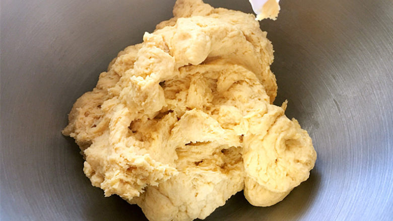 南瓜麻薯红豆面包,用低档搅拌成团，用手感觉一下面团的硬度，如果太干再适当加入牛奶。