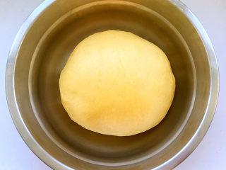 南瓜麻薯红豆面包,放入容器中，盖上保鲜膜进行基础发酵。