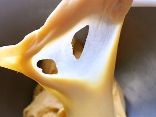 南瓜麻薯红豆面包,中档搅拌至面团拉开，破损边缘呈锯齿状。