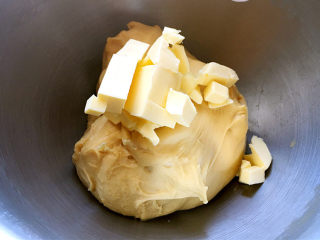 南瓜麻薯红豆面包,加入室温软化的黄油。