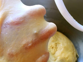 南瓜麻薯红豆面包,继续中档搅拌，至面团可以拉出薄而且不易破损的薄膜。