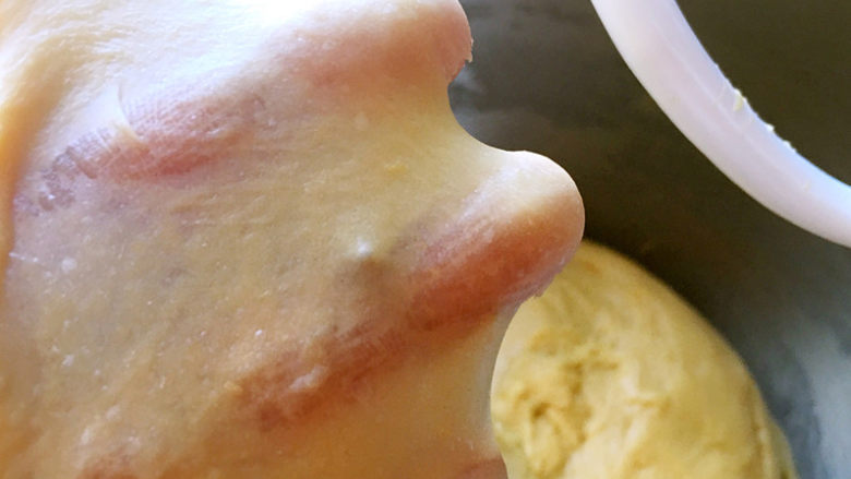 南瓜麻薯红豆面包,继续中档搅拌，至面团可以拉出薄而且不易破损的薄膜。