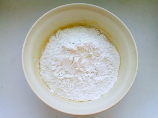 南瓜麻薯红豆面包,倒入南瓜泥牛奶混合液中。