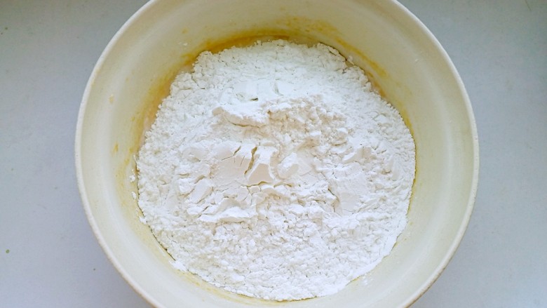 南瓜麻薯红豆面包,倒入南瓜泥牛奶混合液中。