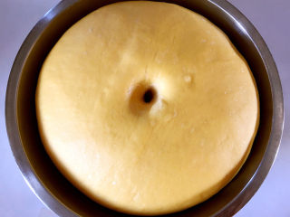 南瓜麻薯红豆面包,面团室温发酵至2倍大。