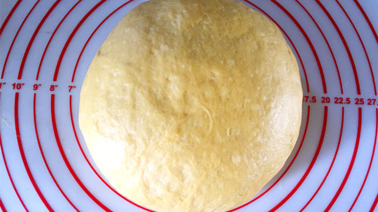 南瓜麻薯红豆面包,发酵好的面团，取出滚圆静置10分钟。