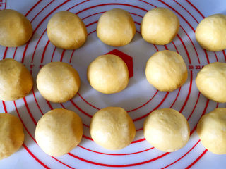 南瓜麻薯红豆面包,平均分成15份，再滚圆盖上保鲜膜，静置松驰10分钟。