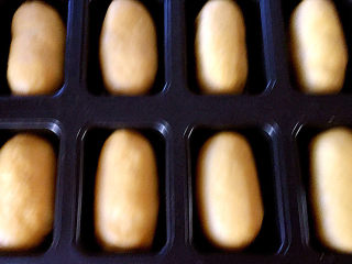 南瓜麻薯红豆面包,放入学厨的模具中。