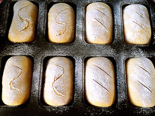 南瓜麻薯红豆面包,在面包表面割出刀口。
